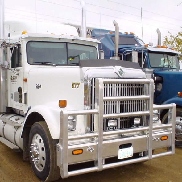 International 9300 SFA Herd Defender 4 Post Bumper Grill Guard With Horizontal Bars On Truck