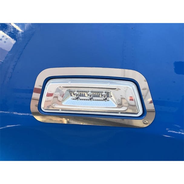 Kenworth T680 & T880 Fender Side Marker Trim On Blue Truck