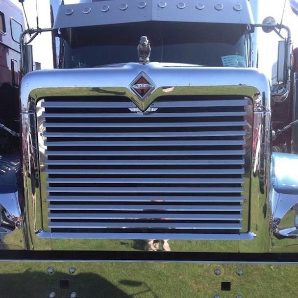 International 9900 I Ix 5900I Grill With 14 Louver-Style Bars