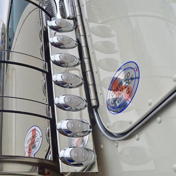 Peterbilt 379 388 389 Smoke Rear Air Cleaner LED Light Bar With P3 LEDs Clear