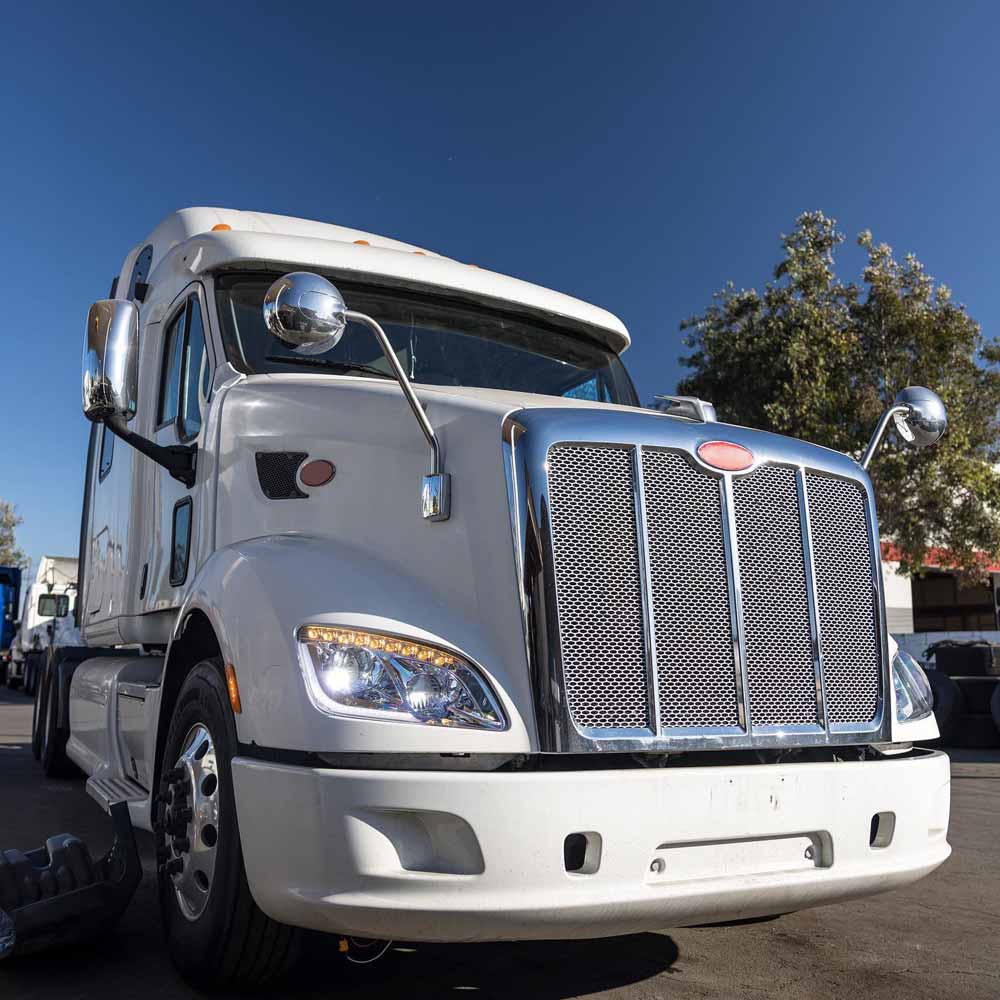 United Pacific Chrome Headlight With LED Position & Signal – Peterbilt 579/587 Passenger Side