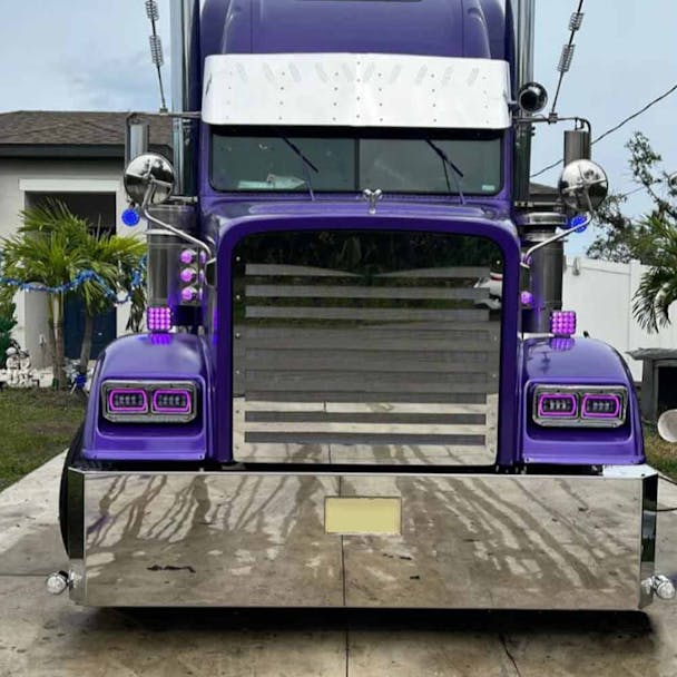 Freightliner Classic 14 Guage Stainless Steel Horizontal Bar Grille default