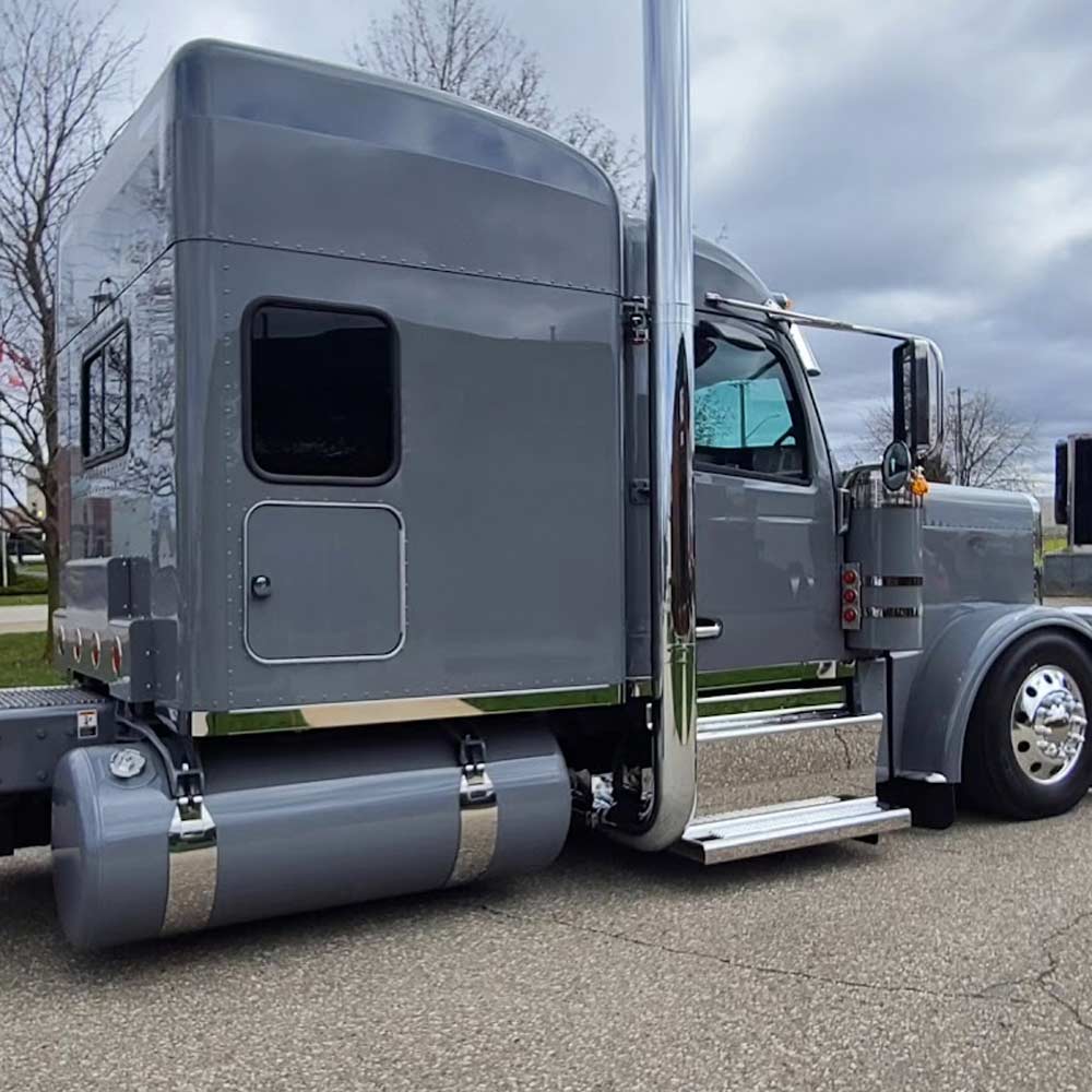 Peterbilt 589 3