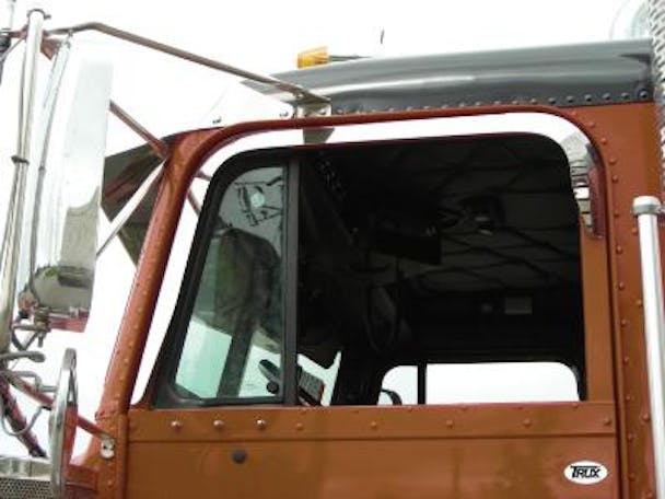 Freightliner Classic & FLD 120 112 Door Window Shade